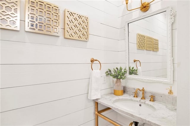 bathroom featuring a sink