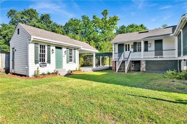 view of front of property featuring a front yard and covered porch