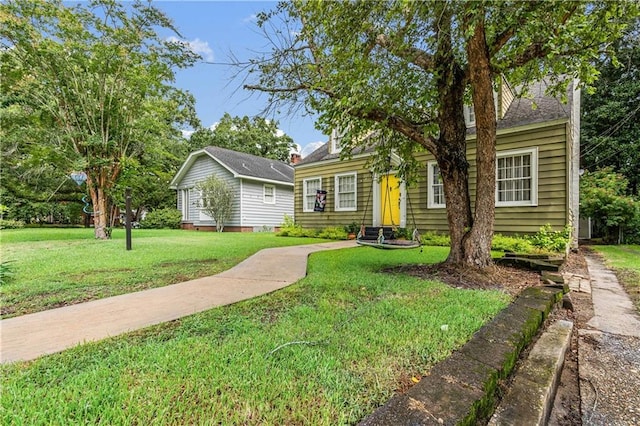 view of front facade featuring a front lawn