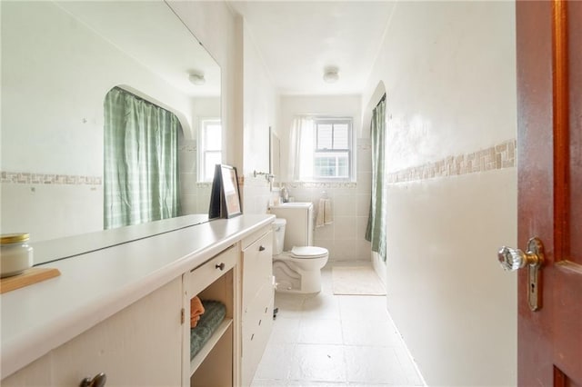 bathroom featuring a shower with curtain, vanity, toilet, and tile walls