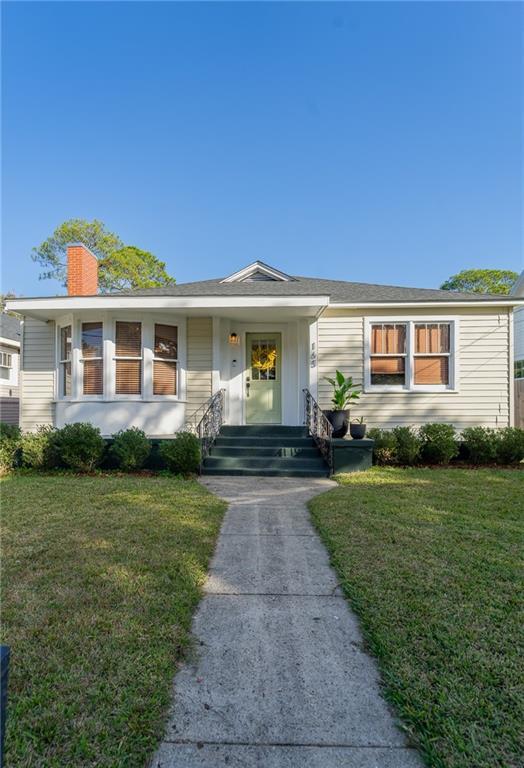 ranch-style home featuring a front lawn