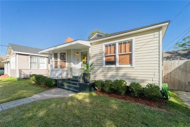 view of front of property featuring a front lawn