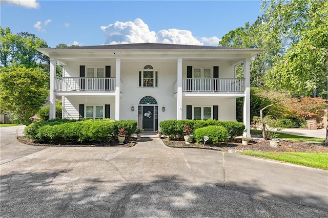 view of front of property featuring a balcony