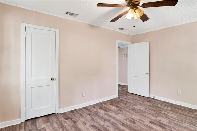 empty room with hardwood / wood-style floors, ceiling fan, and ornamental molding