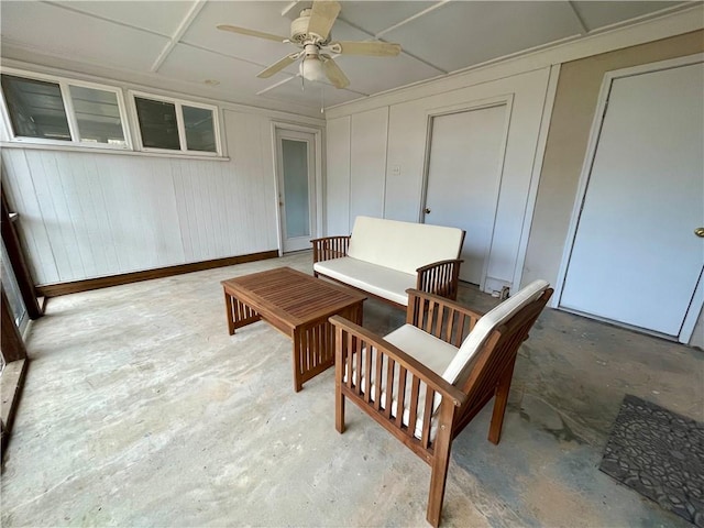 sitting room with ceiling fan