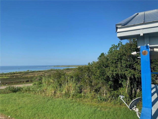 view of yard featuring a water view