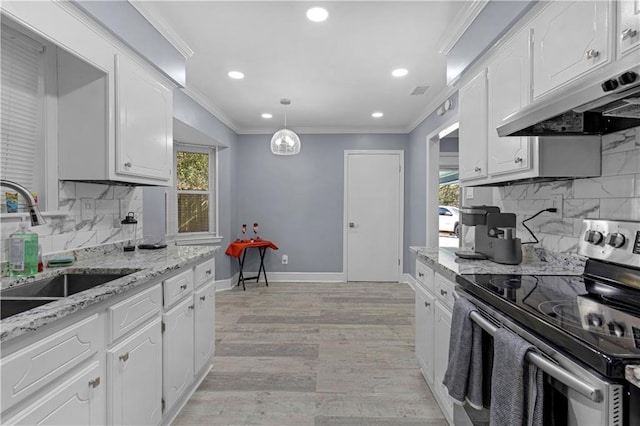 kitchen featuring crown molding, stainless steel electric range oven, white cabinets, a sink, and under cabinet range hood