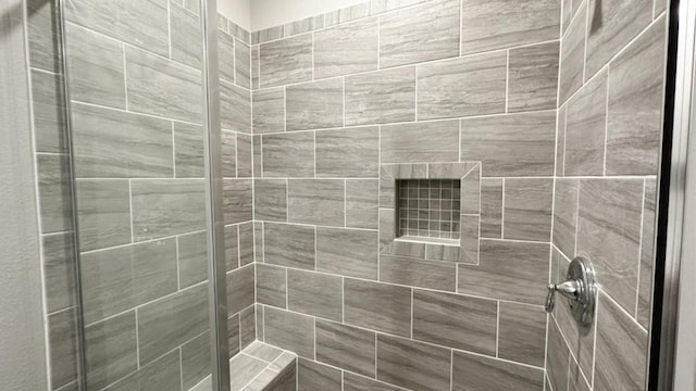 bathroom featuring tiled shower