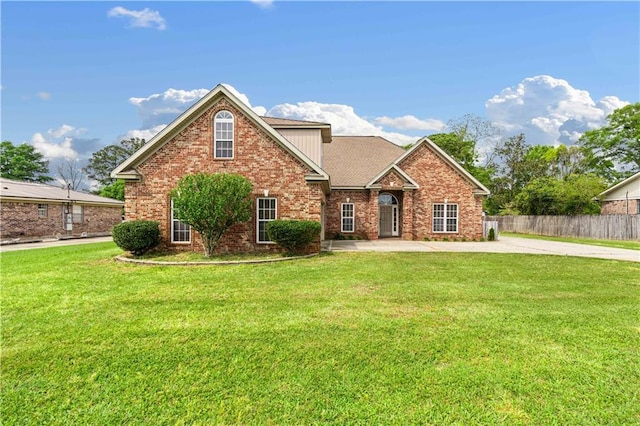 front facade featuring a front yard