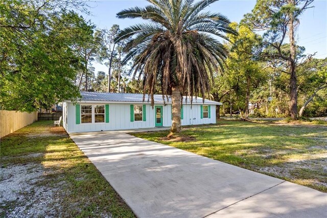 view of front of house featuring a front lawn