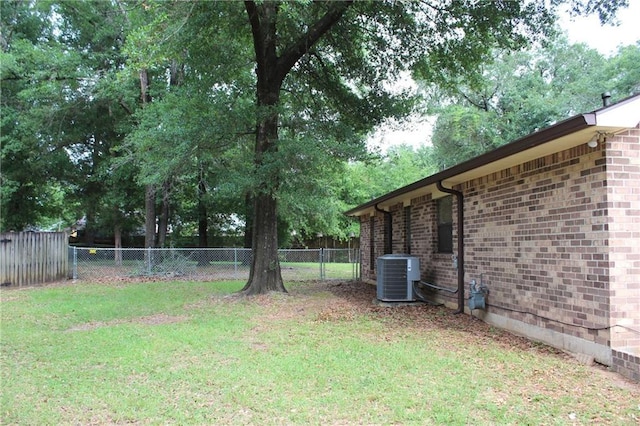 6500 Camden Cir, Mobile, AL 36618 - view of yard featuring central AC