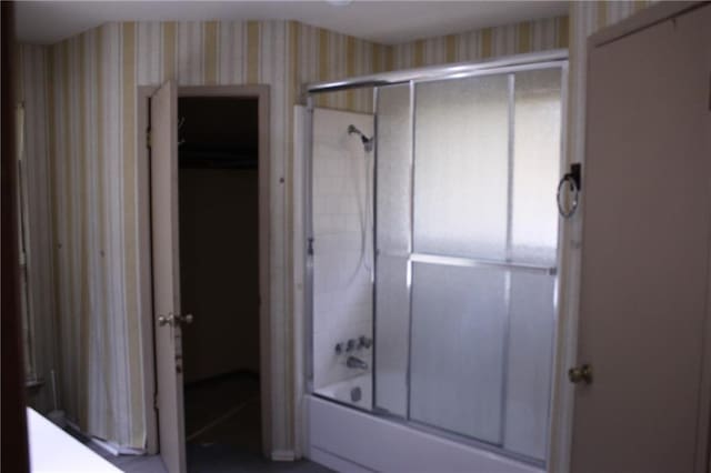 6500 Camden Cir, Mobile, AL 36618 - full bathroom featuring shower / bath combination with glass door and wallpapered walls