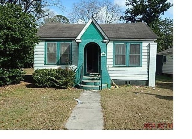 view of front of house featuring a front yard