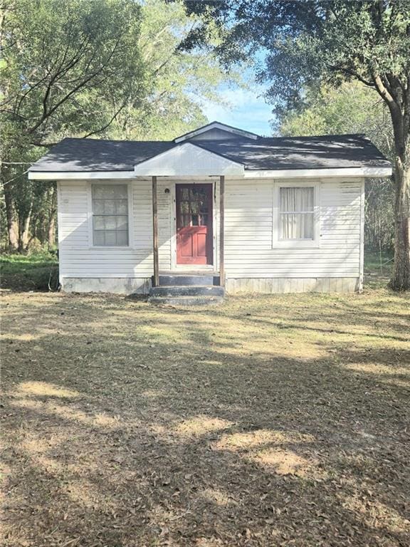 view of front facade with a front lawn