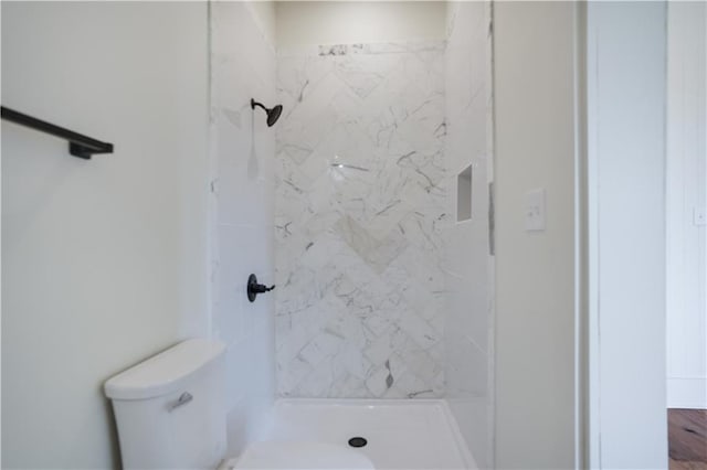 bathroom featuring tiled shower