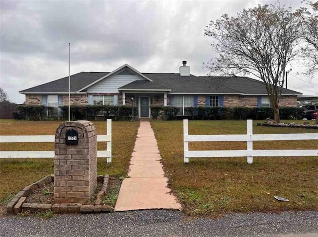 ranch-style home featuring a front lawn