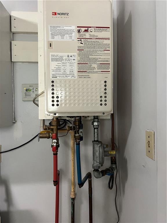 2618 Diberville Dr N, Mobile, AL 36695 - utility room featuring water heater