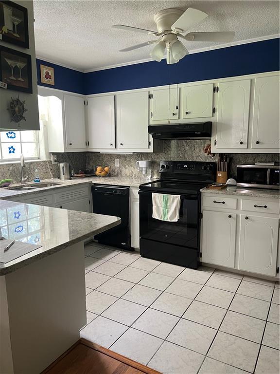 2618 Diberville Dr N, Mobile, AL 36695 - kitchen with black appliances, under cabinet range hood, a sink, a textured ceiling, and a ceiling fan