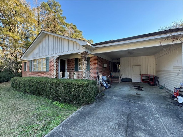 view of front facade featuring covered porch and a carport