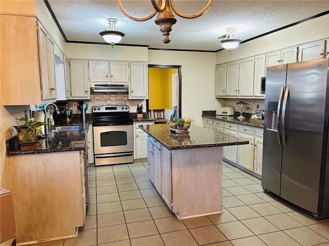 kitchen with light tile patterned floors, under cabinet range hood, stainless steel appliances, a sink, and crown molding