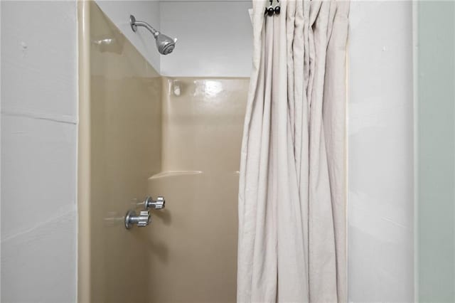 4950 Santos Dr E, Mobile, AL 36619 - bathroom with a shower with shower curtain