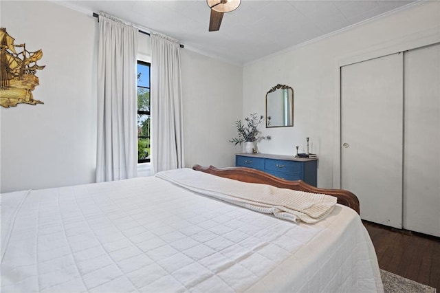 4950 Santos Dr E, Mobile, AL 36619 - bedroom featuring crown molding, wood finished floors, a closet, and a ceiling fan