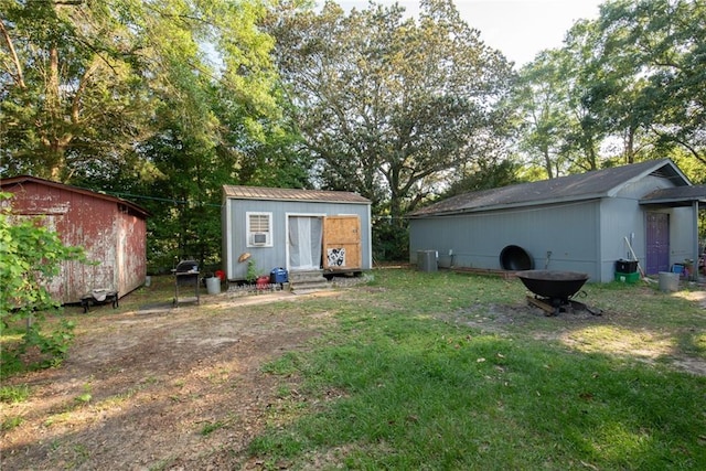 view of yard featuring an outdoor structure