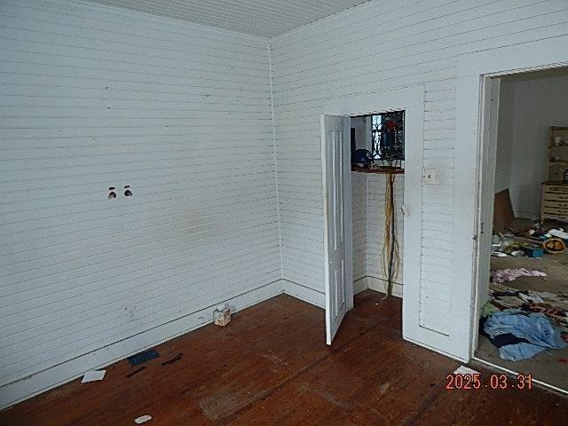 empty room featuring dark wood-style floors