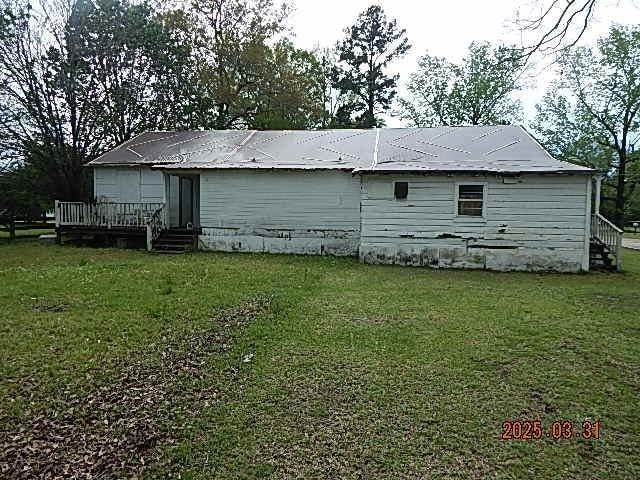 back of house featuring a lawn