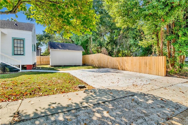 view of yard with a shed