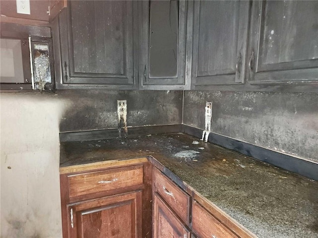 kitchen with decorative backsplash