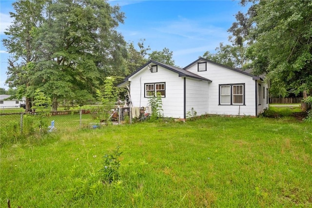 view of side of property featuring a lawn