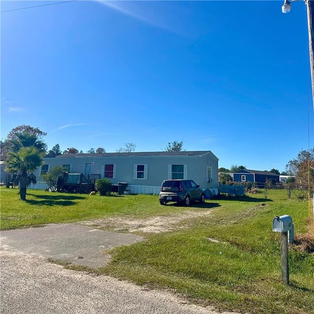 manufactured / mobile home featuring a front yard