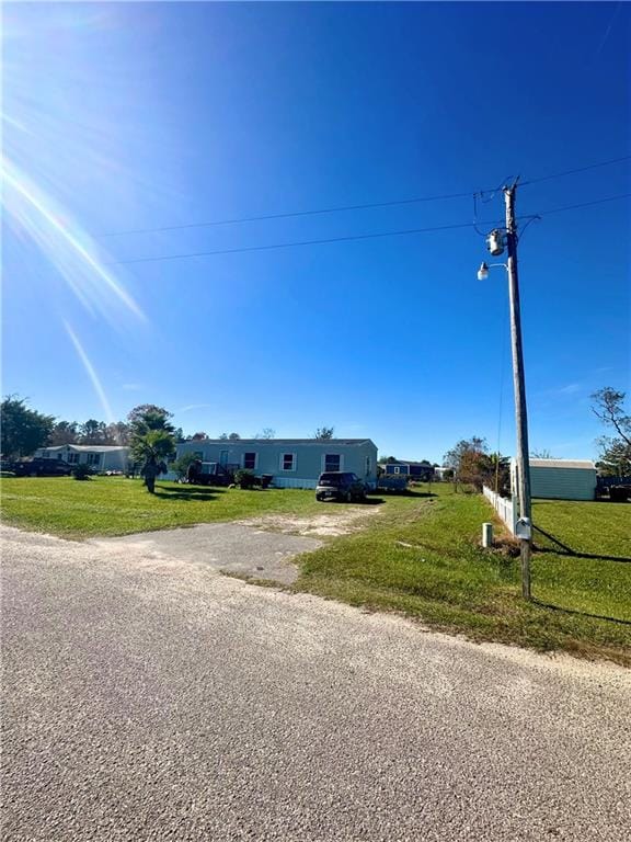 view of front of property featuring a front lawn