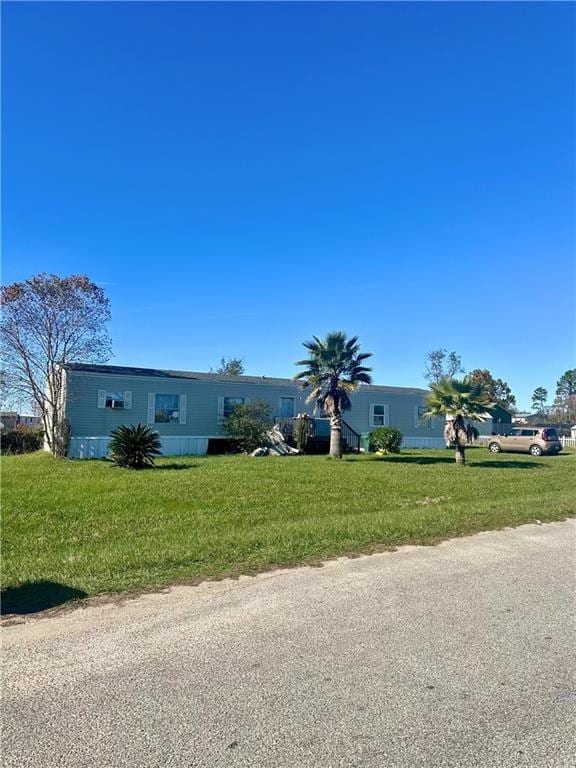 view of front of home featuring a front yard