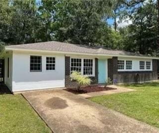 ranch-style house featuring a front lawn