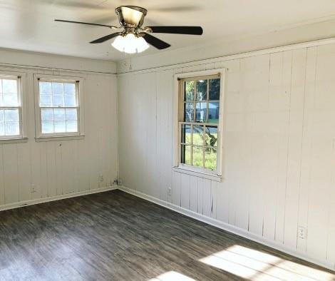 spare room featuring dark wood-type flooring and ceiling fan