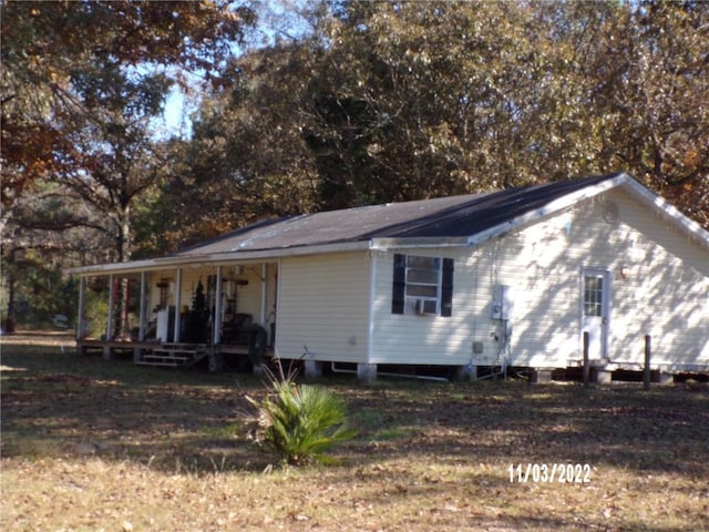 view of front of property featuring covered porch