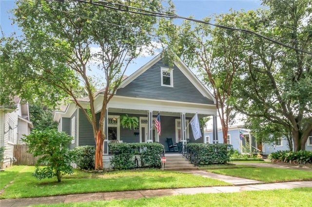 view of front of property featuring a front yard and covered porch