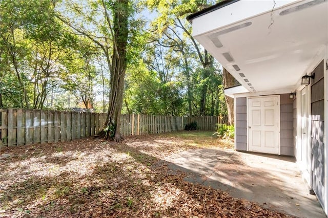 view of yard featuring a patio area