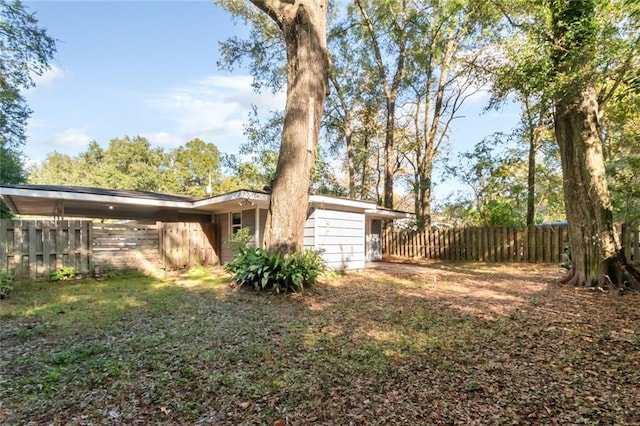 view of yard featuring a carport