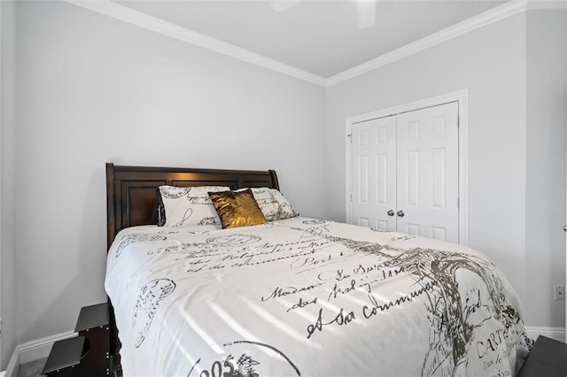 bedroom with ceiling fan, a closet, and ornamental molding