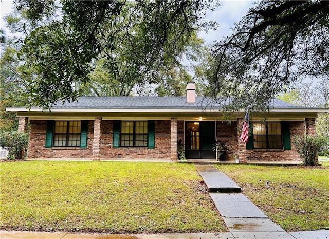 ranch-style house featuring a front yard