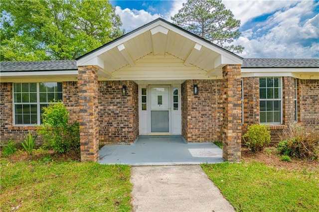 view of front of home with a front lawn