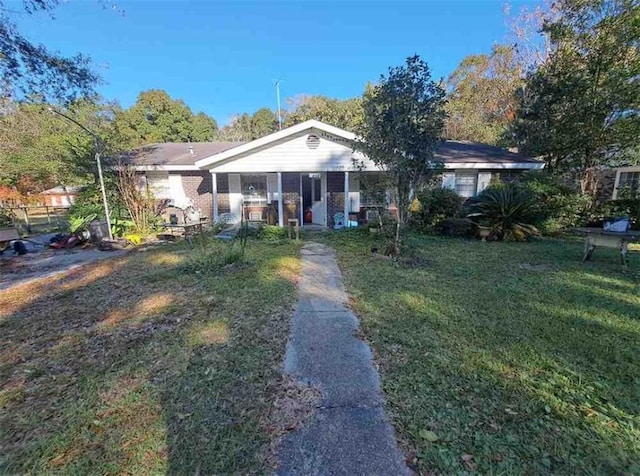 view of front facade featuring a front lawn