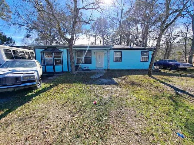 single story home with a front lawn