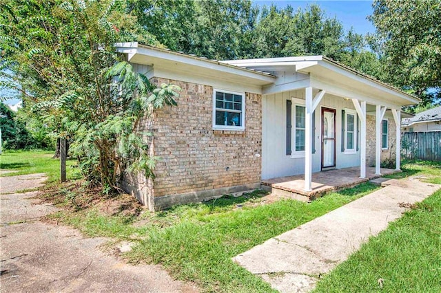 view of front of house with covered porch and a front yard