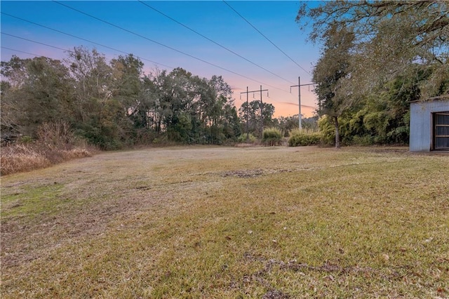 view of yard at dusk