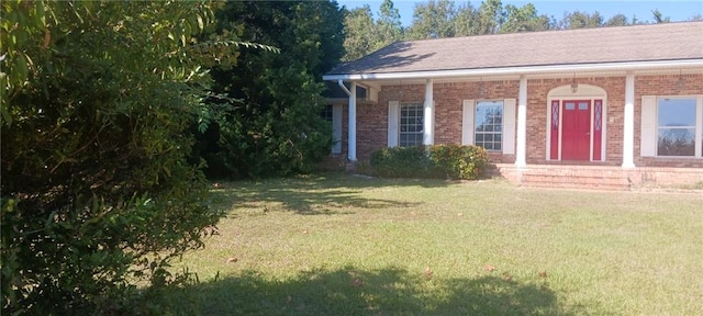 view of front of house featuring a front lawn