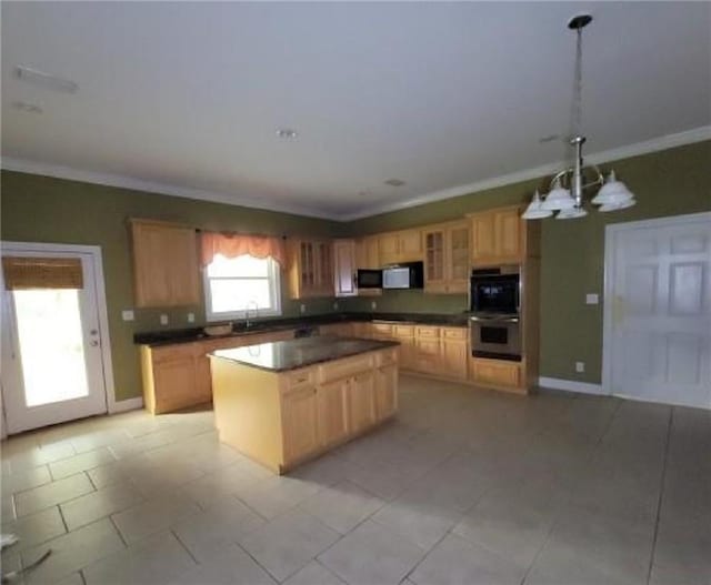 kitchen with sink, a notable chandelier, hanging light fixtures, a kitchen island, and double oven